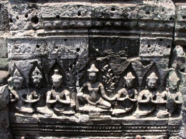 Siem Reap, Kamboçya, 6 Nisan 2016: Angkor 'daki Khmer tapınağı kompleksinde Bayon Tapınağı' ndaki taşa yedi kadın figürü kazındı