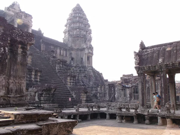 Siem Reap Cambodja April 2016 Twee Toeristen Angkor Wat Tempel — Stockfoto