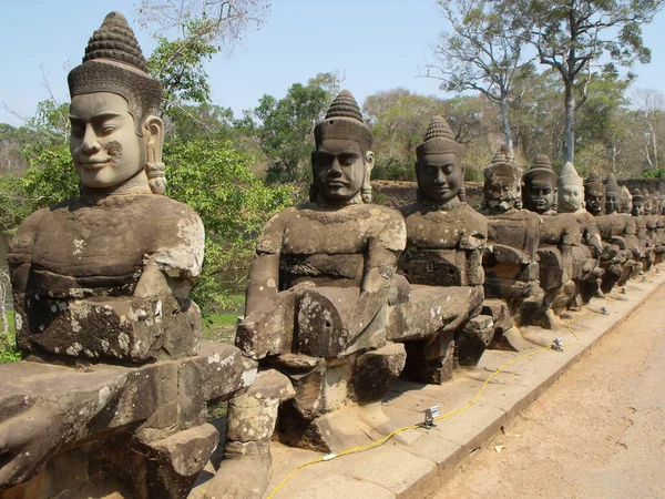 Siem Reap Kambodża Kwietnia 2016 Most Kamiennymi Rzeźbami Kompleksie Świątynnym — Zdjęcie stockowe