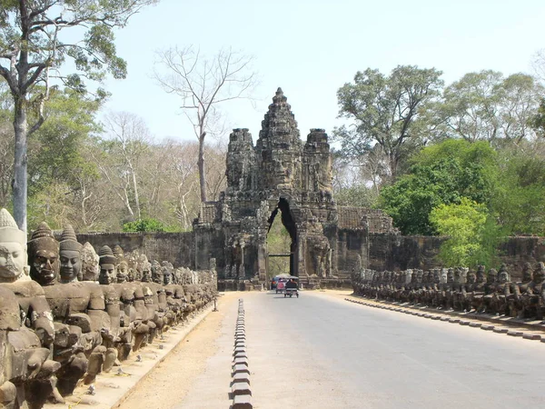 Siem Reap Camboya Abril 2016 Camino Cruza Puente Con Esculturas —  Fotos de Stock