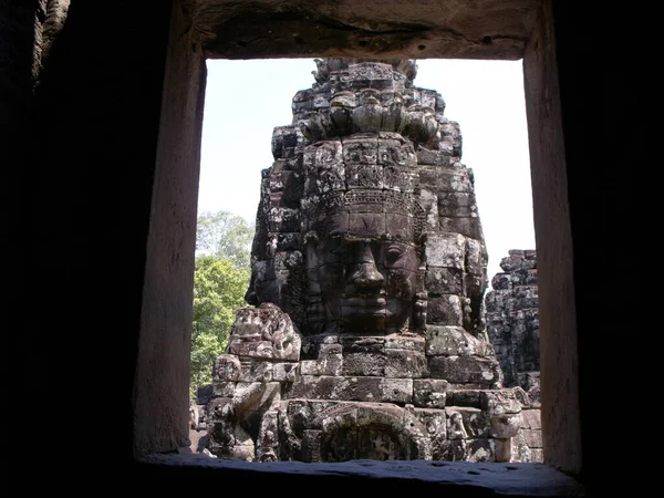 Siem Reap Kambodža Dubna 2016 Tvář Vytesaná Kamene Okna Chrámu — Stock fotografie