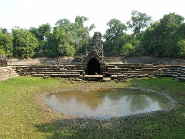 Siem Reap, Kamboçya, 8 Nisan 2016: Angkor 'daki Khmer tapınağı kompleksindeki Neak Poun kalıntıları