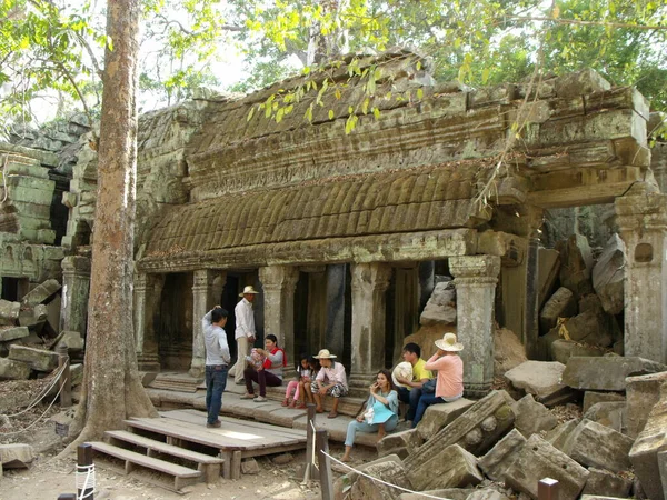 Siem Reap Kambodża Kwietnia 2016 Odwiedzający Odpoczywający Świątyni Prohm Kompleksie — Zdjęcie stockowe