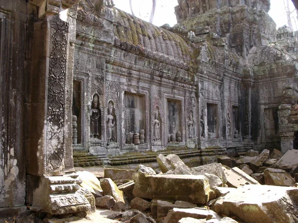 Siem Reap Cambodja April 2016 Menselijke Figuren Gebeeldhouwd Een Stenen — Stockfoto