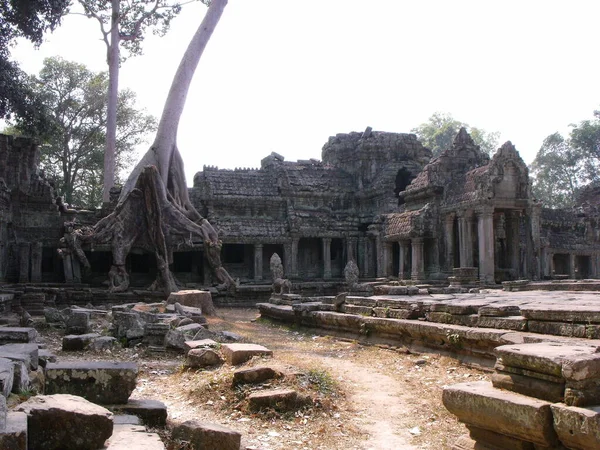 Siem Reap, Kamboçya, 8 Nisan 2016: Angkor 'daki Khmer tapınağı kompleksinde bir tapınağın iç avlusu
