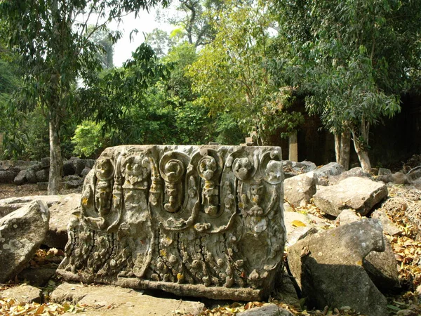 Siem Reap Καμπότζη Απριλίου 2016 Ερείπια Ενός Λαξευτού Πέτρινου Τοίχου — Φωτογραφία Αρχείου