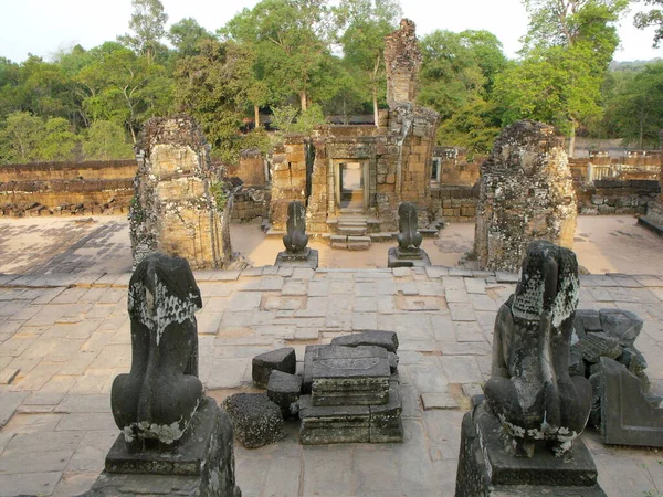 Siem Reap Camboya Abril 2016 Leones Piedra Entrada Del Templo —  Fotos de Stock