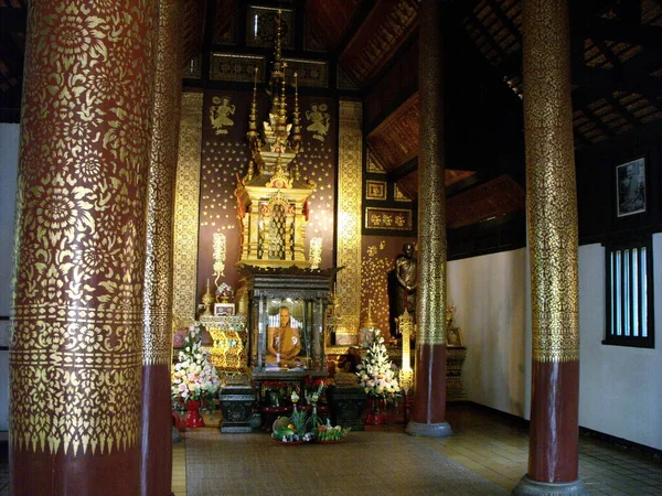 2016年4月25日タイ チェンマイ チェンマイのワット チェディ ルアンスパの隣にある尊敬される僧侶のイメージを持つ寺院 — ストック写真
