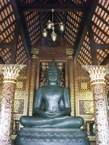 Chiang Mai Thailand April 2016 Vertikal Buddha Bild Bredvid Wat — Stockfoto