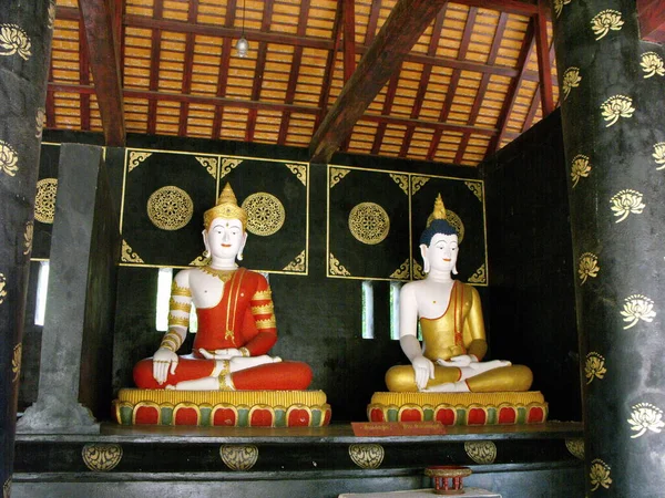Chiang Mai Thaïlande Avril 2016 Deux Bouddhas Élégamment Habillés Côté — Photo