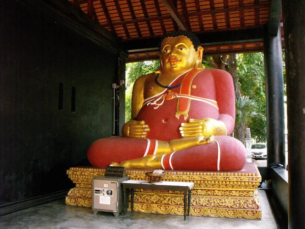 Chiang Mai Thailand April 2016 Golden Buddha Klädd Rött Bredvid — Stockfoto