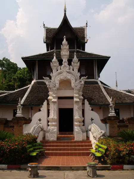 Chiang Mai Tailândia Abril 2016 Dos Edifícios Adjacentes Templo Wat — Fotografia de Stock