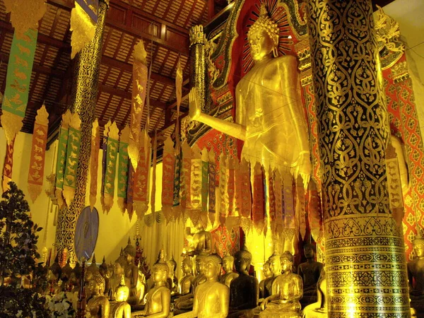 チェンマイ2016年4月25日チェンマイのインタキン ピラー ヴィハーラ寺院における仏像の黄金像 — ストック写真