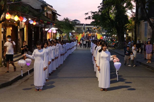 Hoi Vietnam December 2020 Dívky Dvou Řadách Oblečené Bílém Lucernami — Stock fotografie