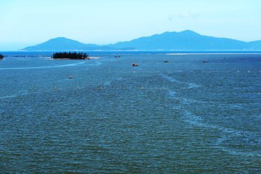 Hoi An, Vietnam, 29 Aralık 2020: Hoi An, Vietnam 'da Thu Bon nehrinin ağzında arkasında Cu Lao Cham adası olan küçük bir ada