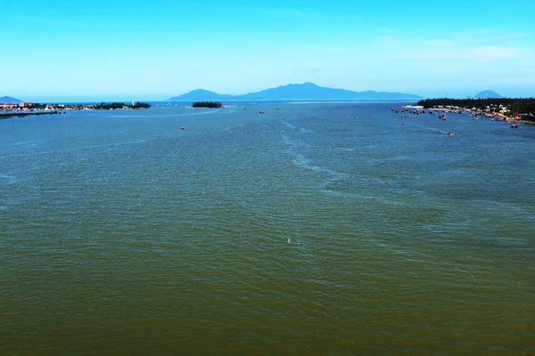 越南海安 2020年12月29日 海当灯塔和渔港位于越南海安的Thu Bon河口 背景是Cu Lao Cham岛 — 图库照片