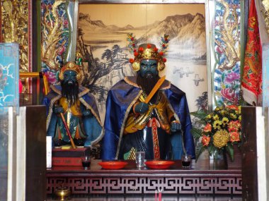 Medan, Sumatra, Endonezya, 10 Ocak 2018: Medan 'daki Vihara Gunung Timur tapınağının sunağındaki tanrılar