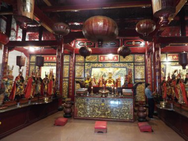 Medan, Sumatra, Endonezya, 10 Ocak 2018: Medan 'daki Vihara Gunung Timur Tapınağı' nda savaşçı heykelleri bulunan ibadet salonu