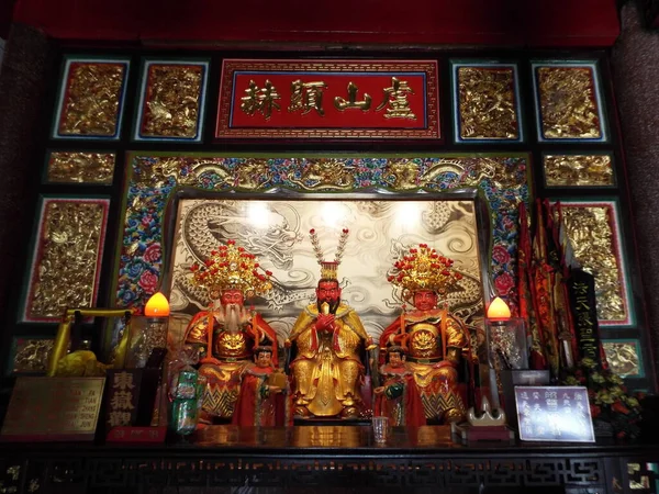 2018年1月10日インドネシア スマトラ島メダンのヴィハーラ グヌン ティムール寺院における金色の文字と神々の祭壇 — ストック写真