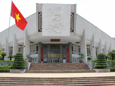 Hanoi, Vietnam, 17 Haziran 2016: Hanoi 'deki Ho Chi Minh Müzesi' nin cephesi ve ana girişi
