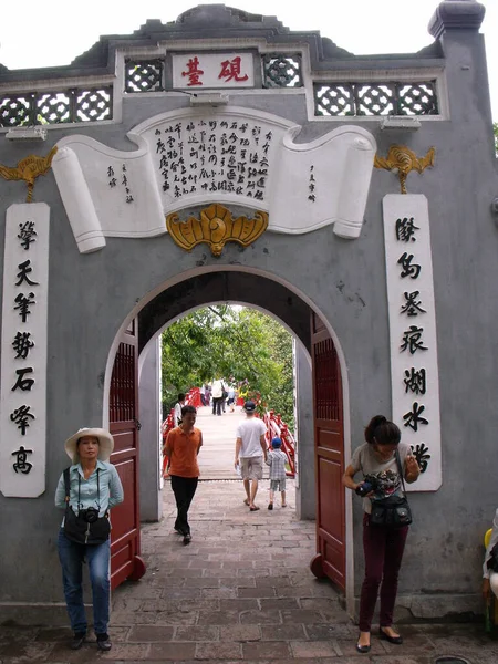 Hanoi Vietnam Juni 2016 Touristen Eingangstor Zum Ngoc Son Tempel — Stockfoto