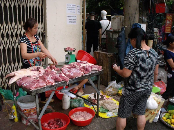 Hanoi Vietnam Junio 2016 Una Mujer Compra Carne Puesto Una — Foto de Stock