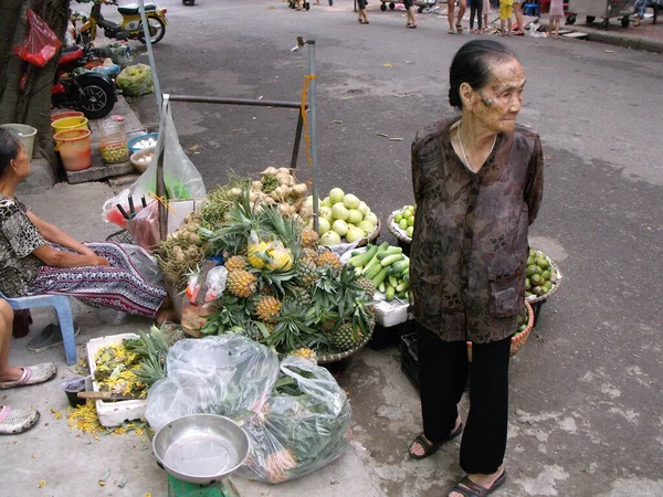 Hanoi Vietnam Junio 2016 Mujer Mayor Puesto Frutas Verduras Una — Foto de Stock