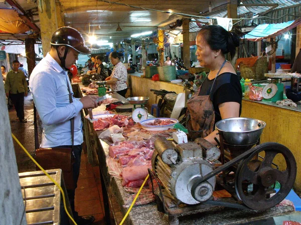 Hanoi Vietnam Juni 2016 Een Man Koopt Vlees Een Kraam — Stockfoto