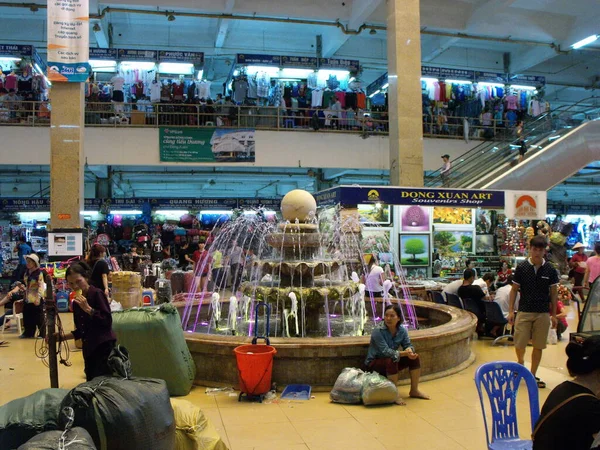 Hanoi Vietnam June 2016 Several People Fountain Dong Xuan Market — Stock Photo, Image