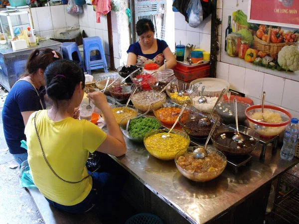 2016年6月19日 越南河内 3名妇女在河内街头的一个甜点摊吃饭 — 图库照片