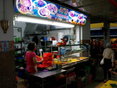 Singapur, 8 Mart 2016: Singapur 'da bir restoranda yemek pişirmek veya Hawker