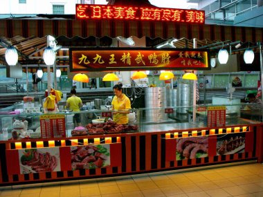 Singapur, 8 Mart 2016: Tipik bir Singapur lokantasında veya Hawker 'da iki kadın Çin tarzı restoran personeli