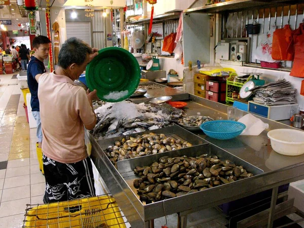Singapore Maart 2016 Een Man Legt Ijs Vis Een Singapore — Stockfoto