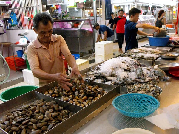 Singapore Maart 2016 Een Man Sorteert Zeevruchten Bij Een Singapore — Stockfoto