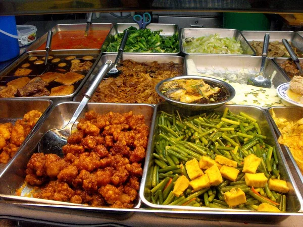 Singapura Março 2016 Diferentes Pratos Comida Preparados Uma Típica Praça — Fotografia de Stock