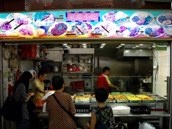 Singapura Março 2016 Várias Pessoas Esperam Por Sua Comida Restaurante — Fotografia de Stock