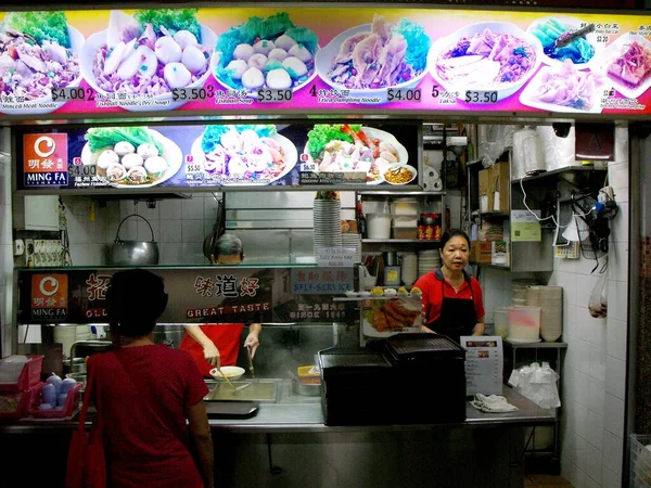 Szingapúr 2016 Március Egy Várja Rendelését Egy Tipikus Szingapúri Élelmiszerbíróság — Stock Fotó