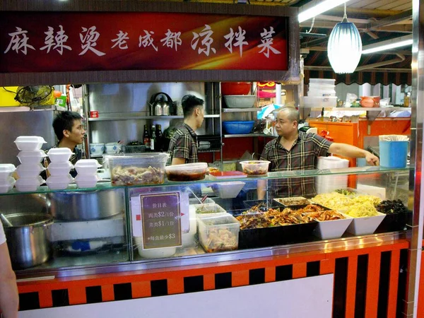 新加坡 2016年3月8日 典型的新加坡菜馆或Hawker的中式餐厅工作人员 — 图库照片