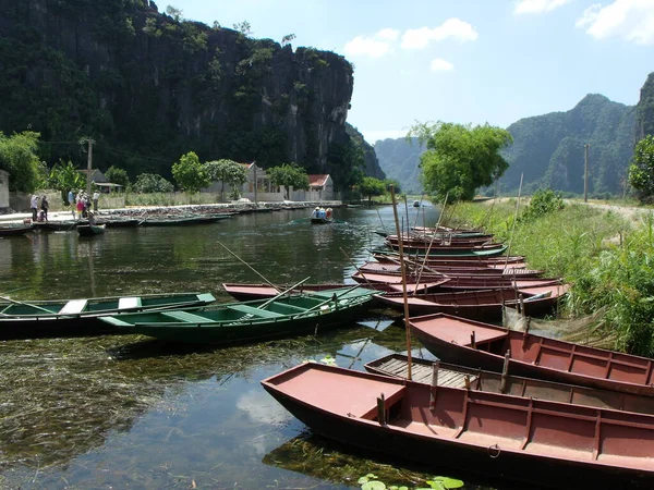 Tam Coc Vietnam 2016 Június Turisták Sétálnak Folyó Partján Körülvéve — Stock Fotó