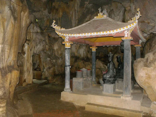 Tam Coc Vietnam Juin 2016 Temple Bouddhiste Intérieur Une Grotte — Photo