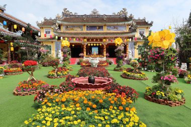 Hoi An, Vietnam, 18 Şubat 2021 Phap Bao Tapınağı 'nın çok renkli çiçek bahçeleri. Hoi An, Vietnam