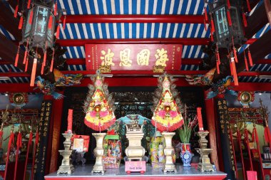 Hoi An, Vietnam, 8 Mart 2021: Hoi An, Vietnam 'daki Taoist Tapınağın ana salonunda sunak