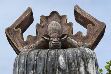 Hoi An, Vietnam, 6 Mayıs 2021 Hoi An Tapınağı 'nın sol kapısında heykel