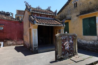 Hoi An, Vietnam, 15 Mayıs 2021 Hoi An, Vietnam 'daki Japon Köprüsü' nün arkasındaki küçük tapınak. Şehrin en sembolik anıtlarından biri.