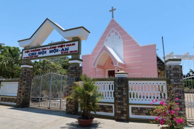 Hoi An, Vietnam, 23 Mayıs 2021 Hoi An, Vietnam 'daki Evanjelik Kilisesi' nin ana girişi ve pembe cephesi
