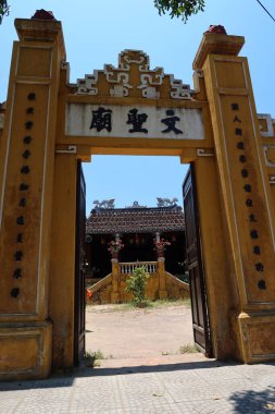 Hoi An, Vietnam, 23 Mayıs 2021: dikey görüş. Hoi An, Vietnam 'daki Van Thanh mieu Cam Pho tapınağının ana giriş kapısı.