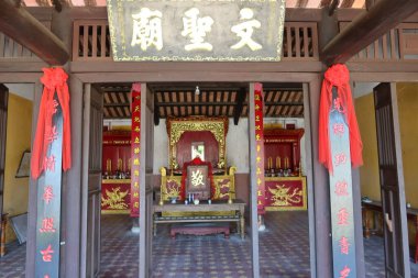 Hoi An, Vietnam, 23 Mayıs 2021: Hoi An, Vietnam 'daki Van Thanh mieu Cam Pho tapınağının ana salonunun görüntüsü