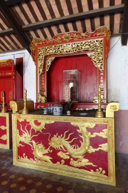 Hoi An, Vietnam, 23 Mayıs 2021: Merkezi sunak Hoi An, Vietnam 'daki Van Thanh mieu Cam Pho tapınağının ana salonunda