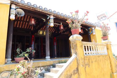 Hoi An, Vietnam, 23 Mayıs 2021 Van Thanh mieu, Hoi An, Vietnam 'daki Cam Pho tapınağına giriş ve çıkış merdivenleri süslenmiş.