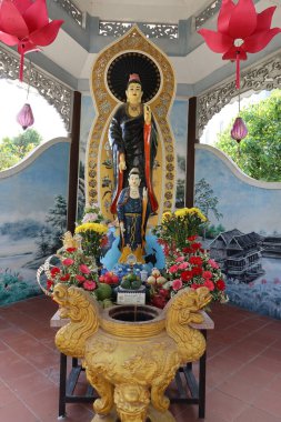 Hoi An, Vietnam, 22 Eylül 2021: Nam Ton Tapınağı 'nın ana girişinin yanında iki heykel ve bir merkez